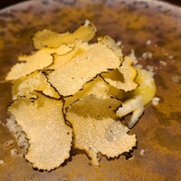 中土 - ⑨トリュフのピュレ&障泥烏賊の平麺のカルボラーナ、スライストリュフ載せ
                    細く平たく薄切りにした障泥烏賊をトリュフのピュレ&卵黄ソースで和えてあり濃厚
                    トリュフの香りは弱めでした
