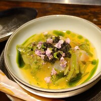 中土 - ③鮃(瀬戸内海産)のマリネ、発酵トマトのジュレ、蓴菜(秋田県産)、フレッシュキャビア載せ
                      産卵期は冬～初夏、旬は秋～冬
                      「脂のりは」と言いたいところですが、ドップリ浸かり繊細な事は不明