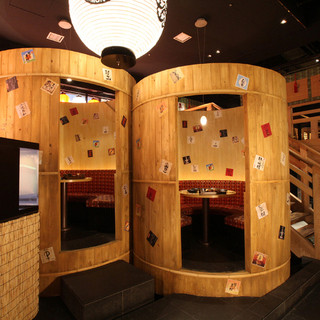 Huge "barrel private room" with a sake barrel motif