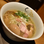 SOBA HOUSE 金色不如帰 新宿御苑本店 - 味玉塩そば（１，１００円）２０２２年６月