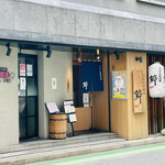 うどん居酒屋 粋 - 12:00入店、奥のカウンター席に。サラリーマンが続々と来て直ぐに満席。この日の博多は最高32℃でかなり暑かった。