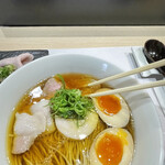 清湯醤油 ほし乃 - チャーシューを沈めて、【後でね】