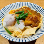 うどん居酒屋 粋 - 玉子トロッと汁だくでカツと玉子の下には玉ねぎが多めに敷かれてる。ご飯も程良い炊き加減。ミニ丼だけど満足出来た。