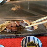 ステーキハウス 壹番 - ガーリックチップを乗せて