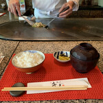 ステーキハウス 壹番 - ごはん　香の物　赤だし