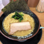 横浜家系ラーメン 丸岡商店 - ラーメン720円（醤油）