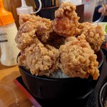 Karaage Hitosuji - こんなデカい唐揚げが、８個…　　いったんどけないと、ご飯が食べられにゃい…(^^)