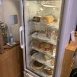 Kasaiko H I Ten - 入口近くの冷蔵庫には、おいしそうなスイーツがいっぱい！