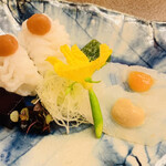 銀座 小十 - ・天草産鱧の湯引きと真子鰈のお造り
      　梅肉と肝ソースで