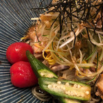 Jinrikisha - 湯むきトマト、オクラの夏野菜が彩りを添えます。
