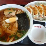 中華食堂百番 - ラーメン　570円　ギョーザ　350円