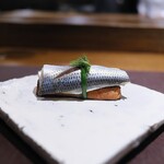 アカ - コハダがいつもより浅漬けになっていて益々美味。大葉とトマトパンで。