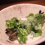 アカ - ニンニクを牛乳と煮こんでアーモンドを香りつけした温かいスープ。今宵は炭焼きした鮎を投入。