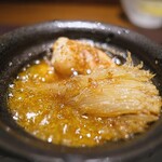 アカ - フカヒレがピンピンと張っていて、見事に肉厚な車エビとアヒージョ。ああ、たまらない美味しさ(^^♪