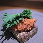 アカ - 生のいい馬肉が入荷したときだけ。極レアに焼いてパプリカ他の香辛料を練りこんで、ユッケみたいに叩いてパンに乗せて大葉と共に。