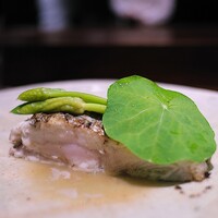 アカ - 太刀魚をシェリービネガーで香りつけて炭火焼き。アスパラソバージュとナスタチウム。