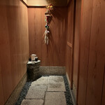 もめん - 打ち水された石畳がひっそりと夜に溶け込んで。