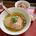 神保町 黒須 - 味玉焼豚塩蕎麦（1600円）、肉飯（200円）
