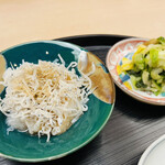 もめん - ちりめんじゃこと大根おろし。香の物。お代わりいただけますよ✩.*˚