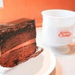 シンフォニー - 料理写真:ケーキセット(￥380)。
チョコレートケーキとホットコーヒーでこちらの価格です！