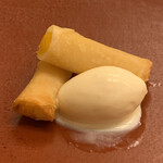 銀座 小十 - ・完熟宮崎マンゴーと白餡の春巻
      　牛乳アイスクリーム