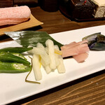 Yakitori Yakitonto Toto-N - お漬物盛り合わせ(650円税込)
                        新鮮な野菜の美味しさを感じる漬物