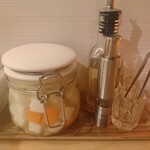 空と大地のトマト麺 Vegie  - 卓上のピクルスと調味料