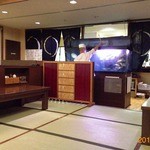 でん助茶屋 - ２０１３／０３／ＸＸ　活アジを追加注文、イケスから獲ってます。