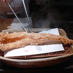 みかわ 是山居 - 衣が厚めで中心までしっかり揚がったアナゴ。箸で割る瞬間、「ざくっ」と小気味良い音がします