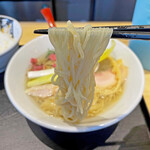 超純水採麺 天国屋 - 麺は中細ストレート麺