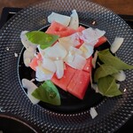 Shokudou Karasu - 副菜
                        西瓜とリコッタチーズサラダ