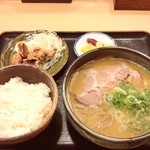 四季の味すぎうら - ラーメンと唐揚げセット☆
            
            和食屋さんのランチメニュー！ラーメン専門店顔負けの本格的なラーメンが食べれます！下手なラーメン屋さんより美味い♡
            鶏がらベースで濃厚そうですが、実はアッサリいただけます！٩(๑´ڡ`๑)۶