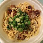 タパス＆タパス - 鶏ごぼうとオクラの和風  旬の和香草の香り 大盛 1,200円（税込）