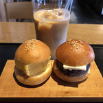 Knot cafe - アイスカフェラテ(715円)、出し巻サンドとあんバターサンド(各363円)