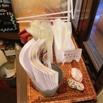 タパス＆タパス - レジ横に置かれたテイクアウト用のフォーク、お手拭きなど　年明け辺りからセルフサービスに変わりました