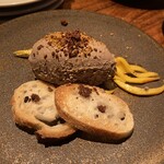 Restaurant OKADA - 「オカダ風濃厚な白レバームース　カカオクランブルとトーストと共に」　臭みのない濃厚てわクリーミーなレバームースはワインにとても合います。