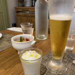 トラットリア ティンブロ - 飲みかけのビール、お通し、ピクルス