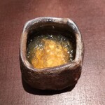 イル アオヤマ - ●コンソメジュレ、キタムラサキウニ、ジュンサイ