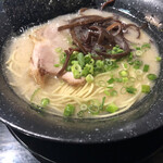 博多虎次郎 - 博多ラーメン748円