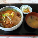 Kuchinashitei - 梅ほの香しょうが焼きランチ　￥880　サラダ・ドリンク付き