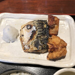 九州の地魚料理 侍 - 焼き鯖と唐揚げ