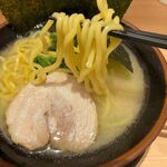 Yokohama Iekei Ramen Fukagawa-Ya - 麺 lift up