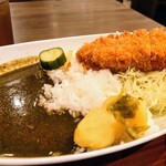 とんかつ ジーエス - 「カツとカレー」。付け合せのポテトときゅうりも美味しい。