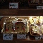 ベッカライ　ヤキチ - 多数のラスクもある