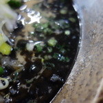 麺次郎 - 真っ黒みそとんこつ大盛りのスープ（\730）