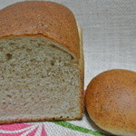 ベッカライ　ヤキチ - 胚芽ブレッド　￥１４７　・　ロール￥６８