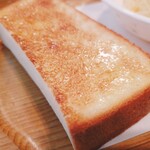 亜羅琲珈 - しっかりトースト　バターたっぷり塗ってくださいます