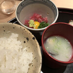 御料理 かつ志 - 白ご飯　しじみ汁　マグロ