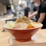 ラーメン 鷹の目 - ミニでも丼からハミ出る