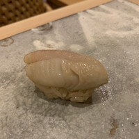 すし処 睦月 - 皮目を軽く炙った豆鯛。赤酢のシャリ